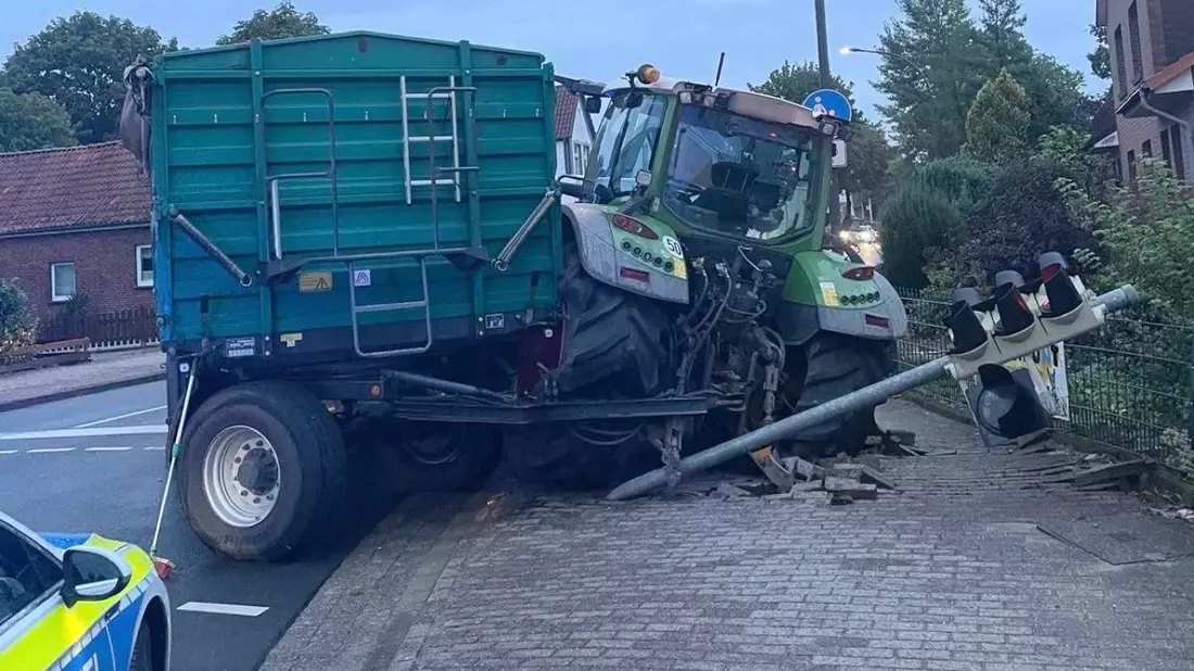POL-HK: Soltau: Treckergespann verunfallt; Lindwedel: In Firmengebäude eingedrungen - Bild: presseportal.de