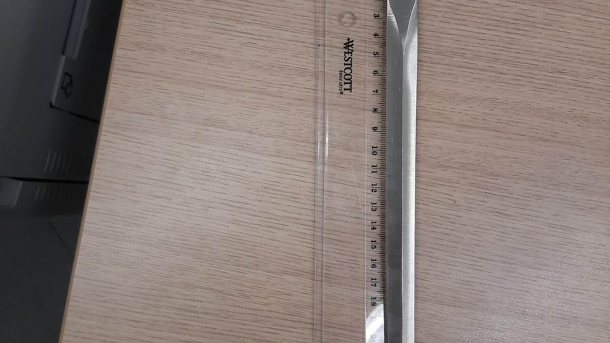 BPOLD FRA: Luftsicherheitskontrolle - Gehhilfe entpuppt sich als Stockdegen - Foto: presseportal.de