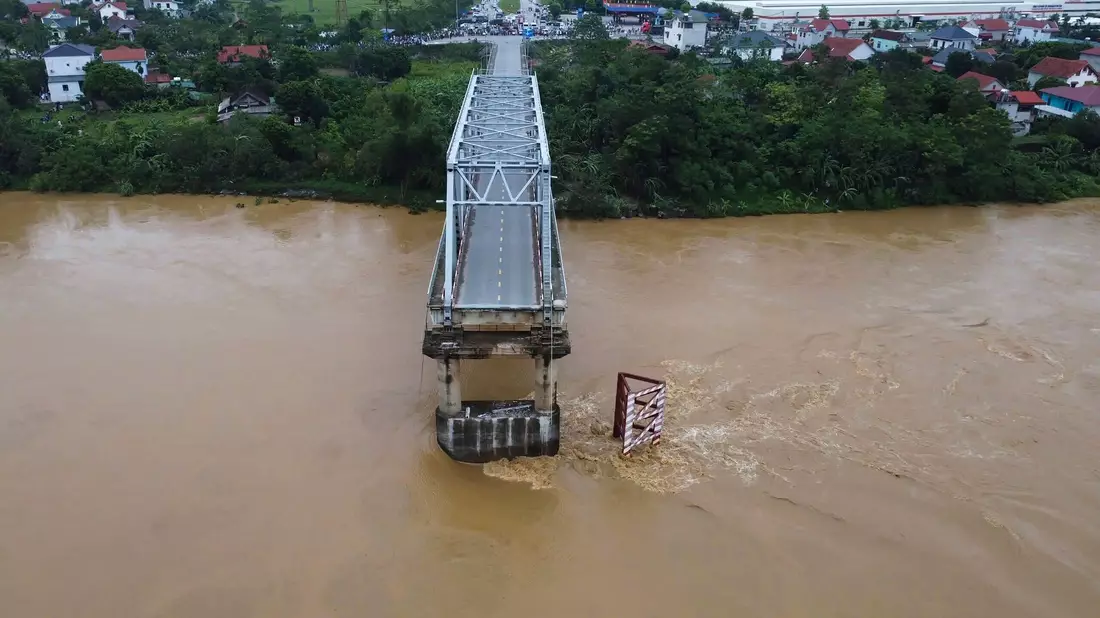 Die Brücke stürzte Augenzeugen zufolge ganz plötzlich ein. - Bild: Bui Van Lanh/VNA/AP/dpa
