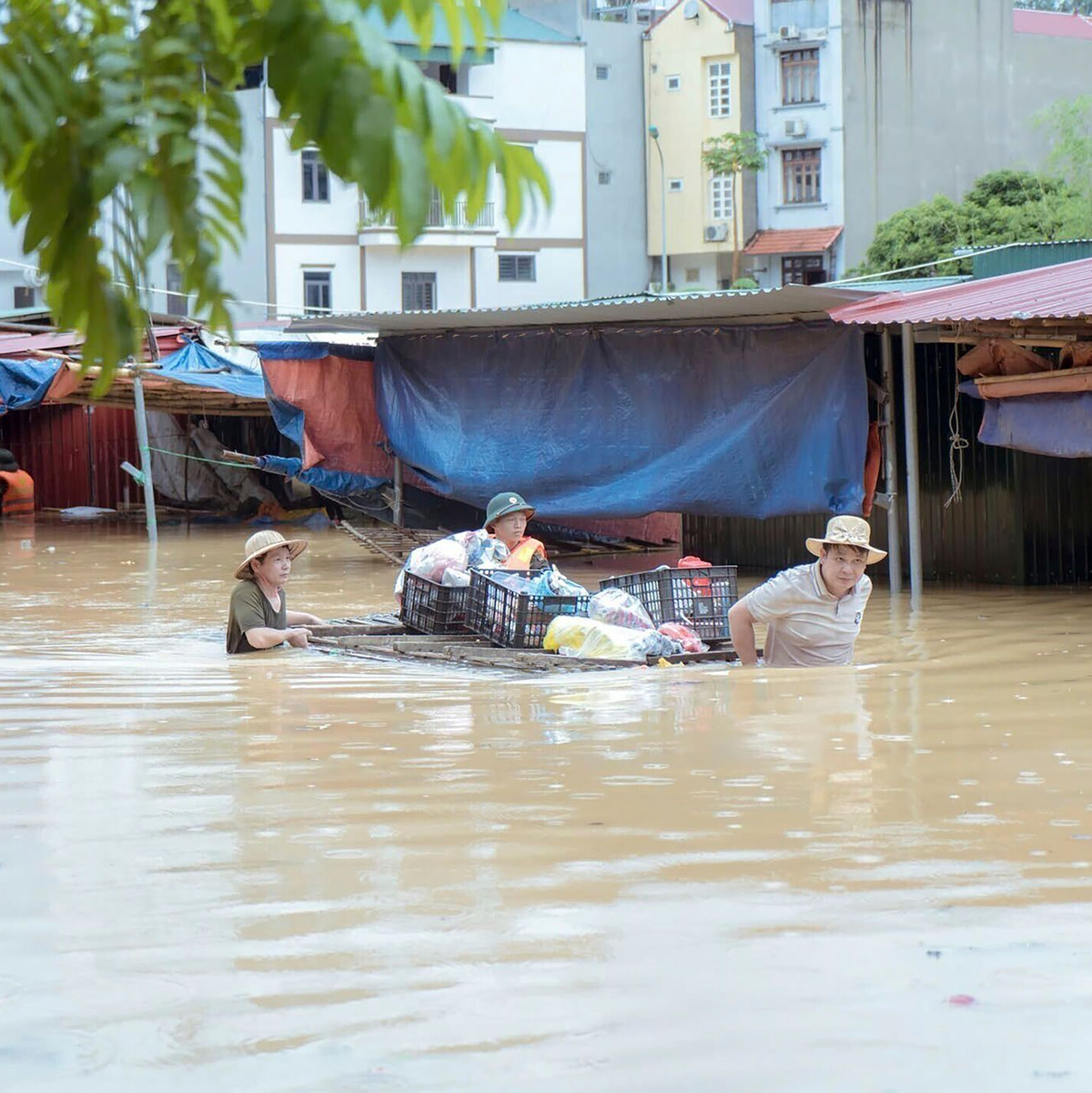 In vielen Gebieten stand das Wasser brusthoch. - Foto: Nguyen Anh Tuan/VNA/AP/dpa