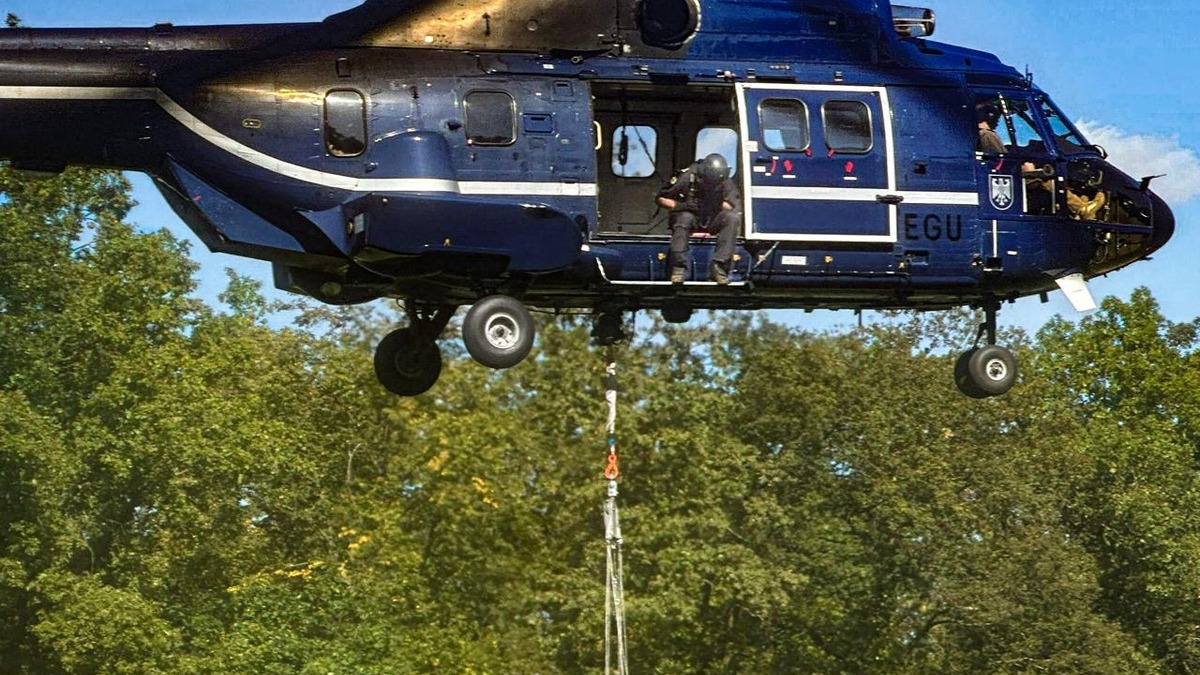 BPOLD 11: Hubschrauber der Bundespolizei unterstützten am Wochenende in Sachsen-Anhalt bei der Waldbrandbekämpfung - Foto: presseportal.de