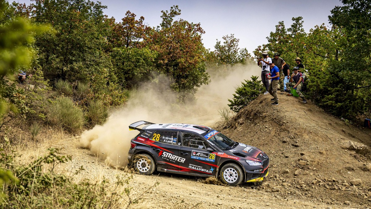 EKO Akropolis-Rallye Griechenland: Škoda Crew Robert Virves/Aleks Lesk kommt zeitgleich mit den WRC2-Siegern ins Ziel - Foto: presseportal.de