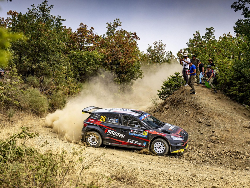 EKO Akropolis-Rallye Griechenland: Škoda Crew Robert Virves/Aleks Lesk kommt zeitgleich mit den WRC2-Siegern ins Ziel - Foto: presseportal.de