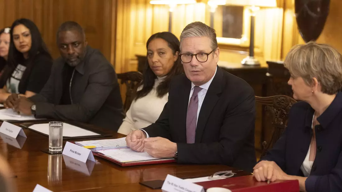 Gemeinsam mit Idriss Elba und Angehörigen von Opfern stellt Premier Starmer eine neue Initiative gegen Messergewalt vor. - Bild: Ian Vogler/Daily Mirror/PA Wire/dpa