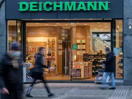 Brummt der Laden? Geht so - Deichmann hat weniger Schuhe verkauft. - Foto: Monika Skolimowska/dpa