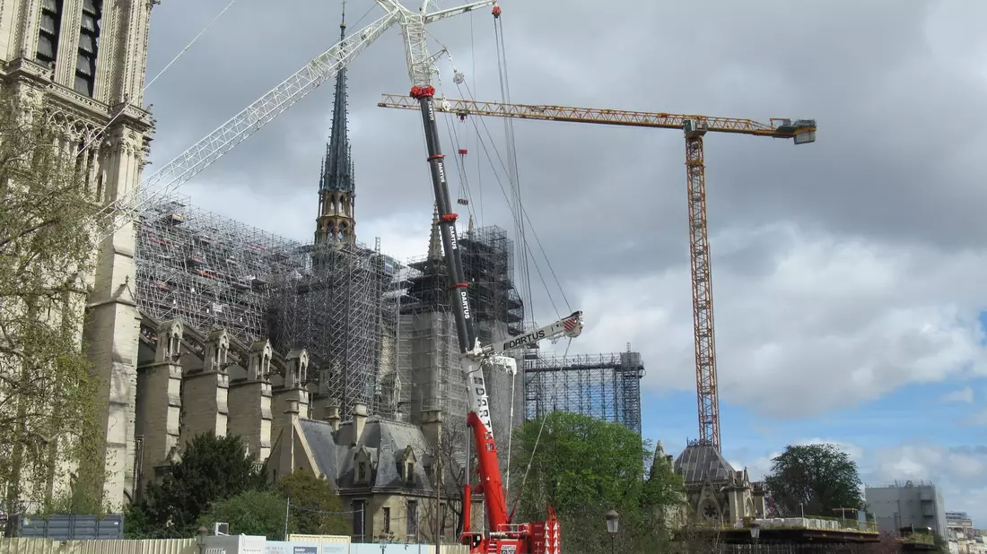 Der Abbau des Baugerüsts an der Pariser Kathedrale Notre-Dame schreitet voran. Die Wiedereröffnung ist für den 8. Dezember geplant. Um den Besucherandrang zu bewältigen, führt die Diözese von Paris nun Online-Reservierungen ein. - Bild: Sabine Glaubitz/dpa