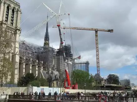 Der Abbau des Baugerüsts an der Pariser Kathedrale Notre-Dame schreitet voran. Die Wiedereröffnung ist für den 8. Dezember geplant. Um den Besucherandrang zu bewältigen, führt die Diözese von Paris nun Online-Reservierungen ein. - Foto: Sabine Glaubitz/dpa