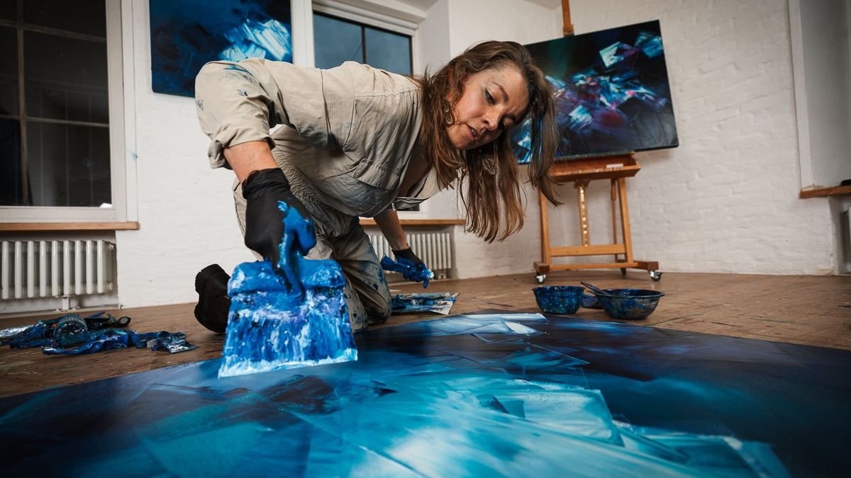 Ausstieg aus der Leistungsgesellschaft: Rebecca Gischel wechselt vom IT-Profi zur erfolgreichen Künstlerin und inspiriert zum Umdenken - Foto: presseportal.de