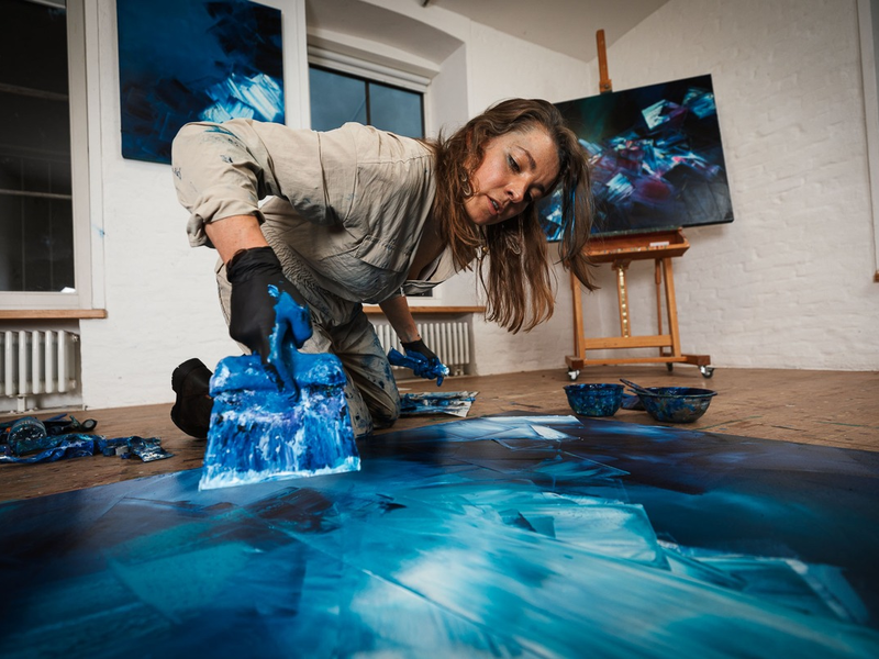 Ausstieg aus der Leistungsgesellschaft: Rebecca Gischel wechselt vom IT-Profi zur erfolgreichen Künstlerin und inspiriert zum Umdenken - Foto: presseportal.de