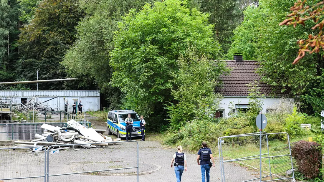 Zeugen hörten Schreie: In einer ehemaligen Brauerei in Iserlohn sollen mehrere Männer einen 30-Jährigen misshandelt haben.  - Bild: Alex Talash/dpa
