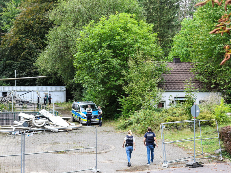 Zeugen hörten Schreie: In einer ehemaligen Brauerei in Iserlohn sollen mehrere Männer einen 30-Jährigen misshandelt haben. - Foto: Alex Talash/dpa