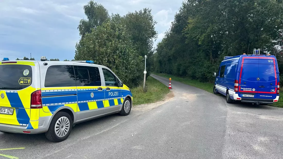 Ein Hund entdeckte am Sonntag zunächst einen Stiefel - dann kamen zwei Leichen zum Vorschein. - Bild: Michel Fritzemeier/TV7News/dpa