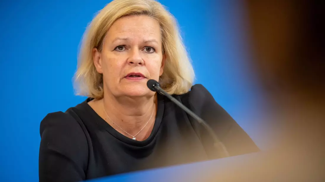 Innenminister Faeser ordnet neue Grenzkontrollen an.  - Bild: Michael Kappeler/dpa
