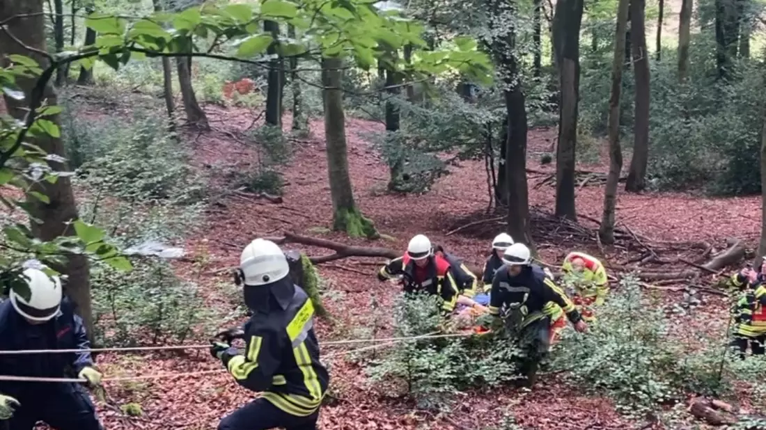 FW-EN: Aufwändiger Rettungseinsatz nach Treckerunfall im Wald - Bild: presseportal.de
