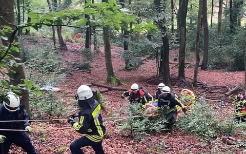 FW-EN: Aufwändiger Rettungseinsatz nach Treckerunfall im Wald - Foto: presseportal.de