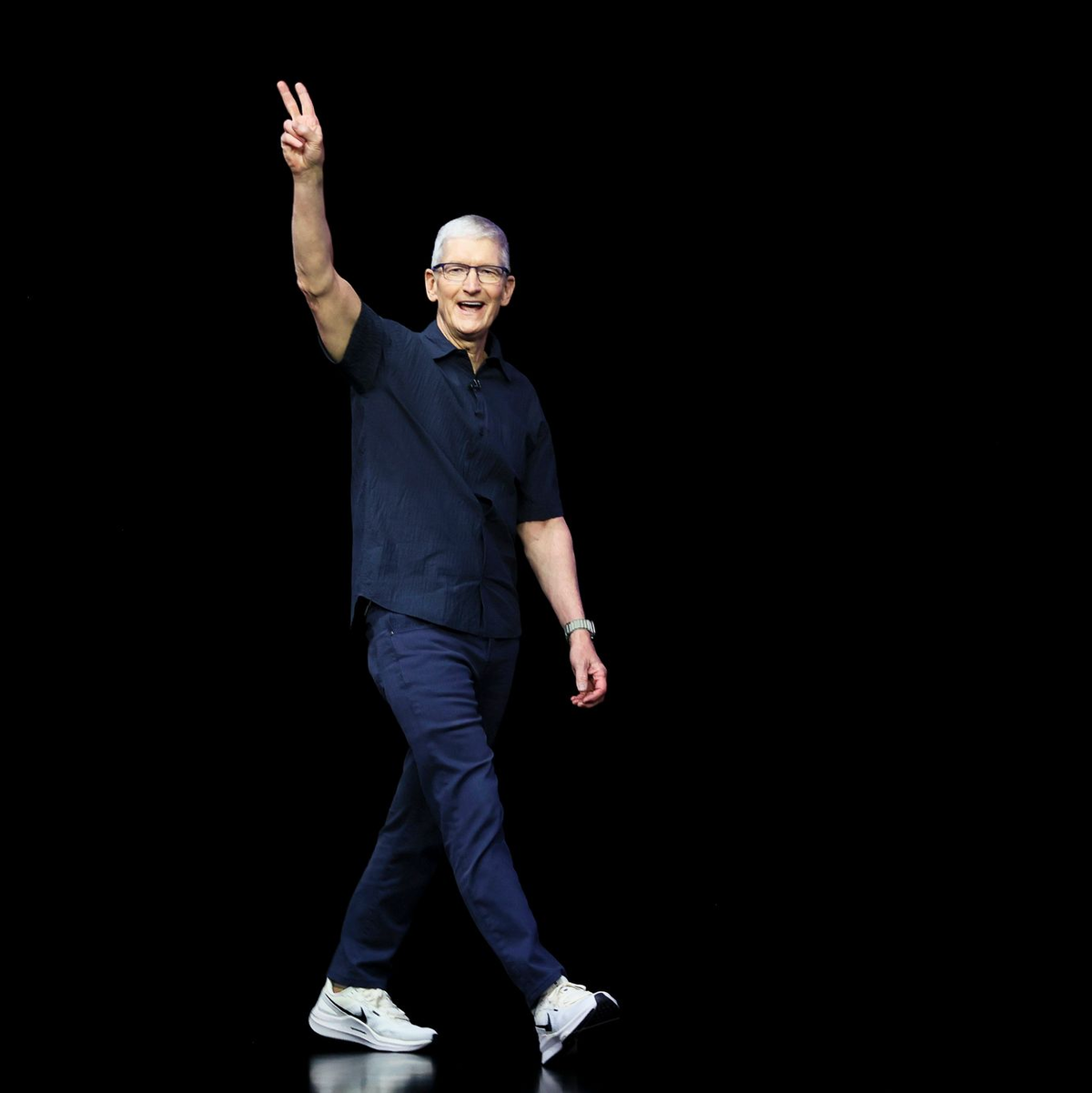 Tim Cook ließ sich kurz vor aufgezeichneten Vorstellung der neuen Geräte blicken. - Foto: Juliana Yamada/AP/dpa
