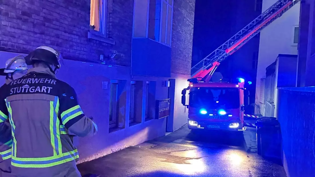 FW Stuttgart: -Akku brennt auf Balkon -Feuerwehr verhindert durch schnelles Eingreifen Ausbreitung auf weitere Wohnungen - Bild: presseportal.de