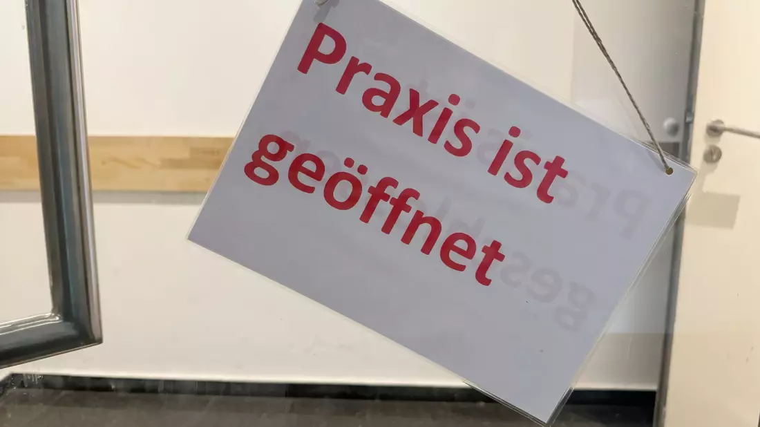Ein Großteil der Menschen in Deutschland ist gesetzlich krankenversichert. (Symbolbild) - Bild: Peter Kneffel/dpa