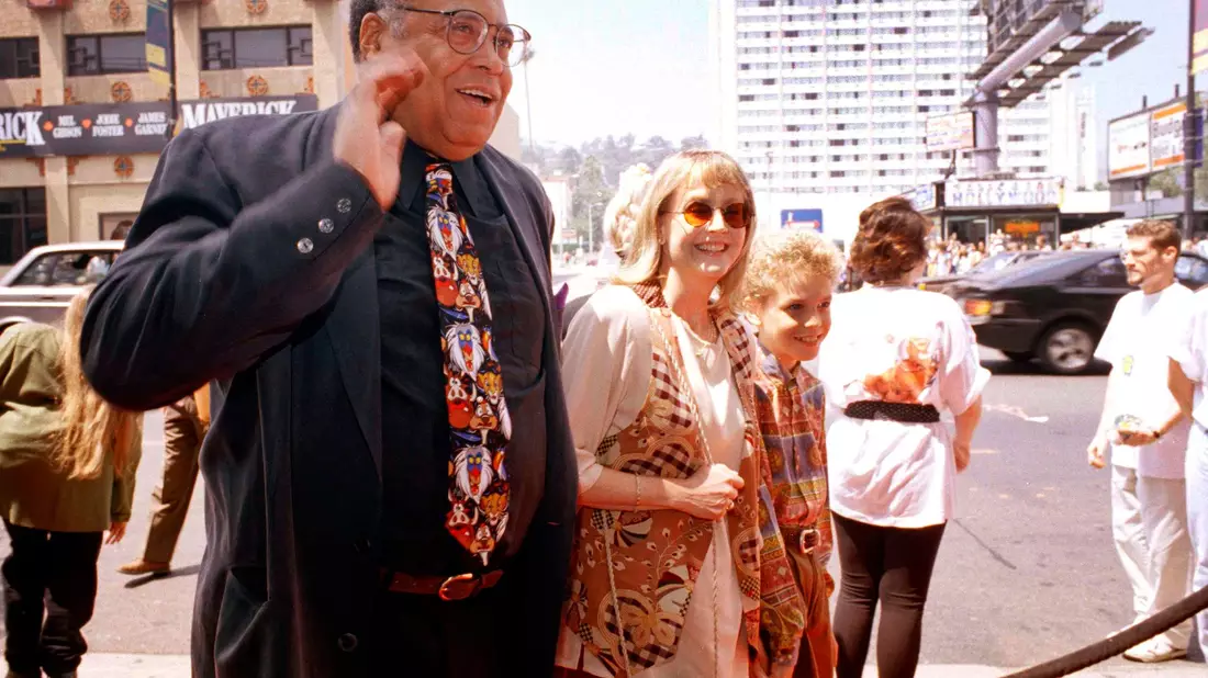 James Earl Jones spielte nicht nur selbst, sondern vertonte auch viele Filmfiguren. (Archivbild)  - Bild: Tara Farrell/AP/dpa