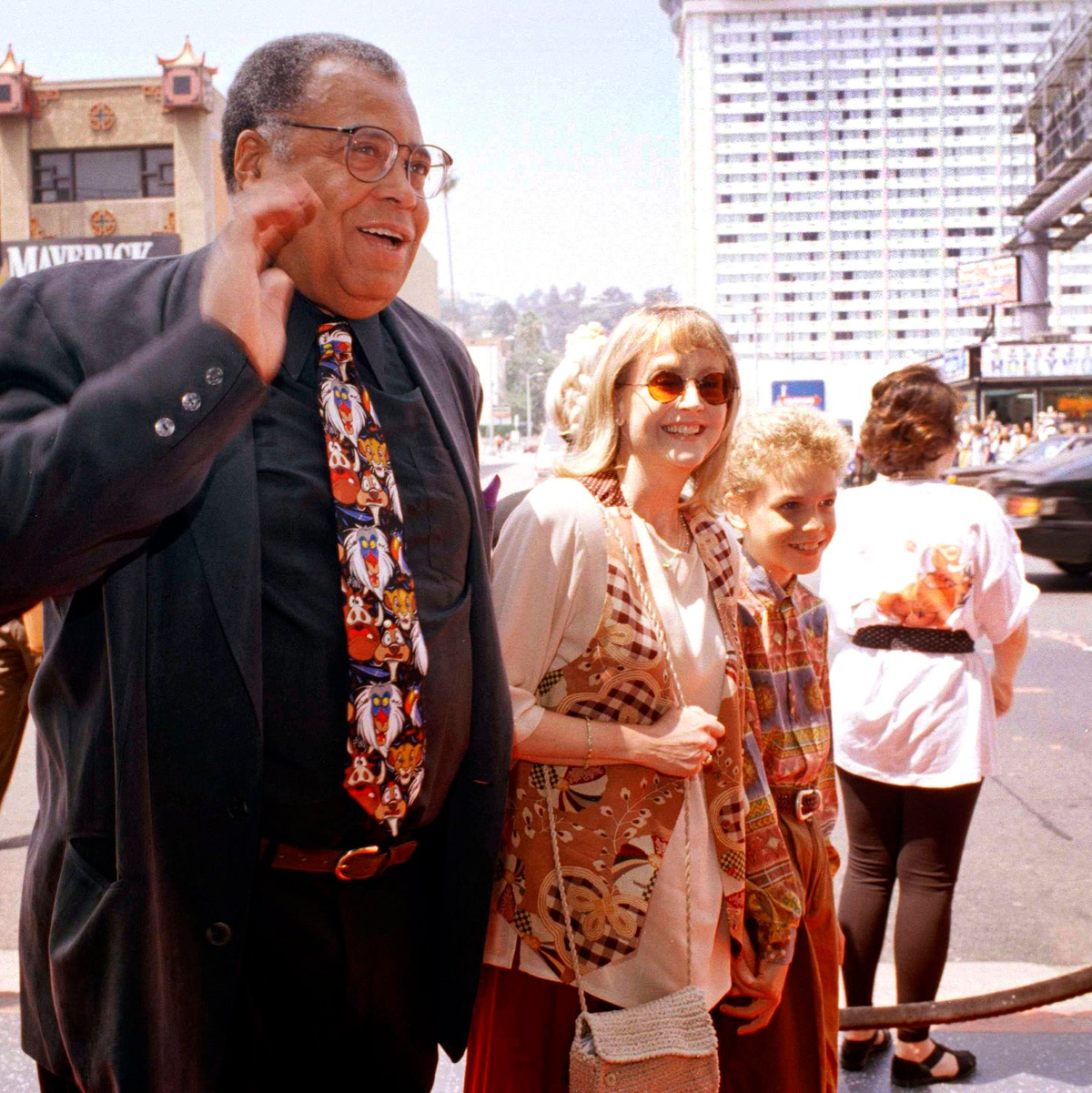 James Earl Jones spielte nicht nur selbst, sondern vertonte auch viele Filmfiguren. (Archivbild)  - Foto: Tara Farrell/AP/dpa