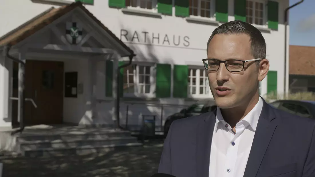 Dutzende Störche im Ortsteil Mindersdorf machen dem Bürgermeister zu schaffen (Archivbild). - Bild: David Pichler/dpa