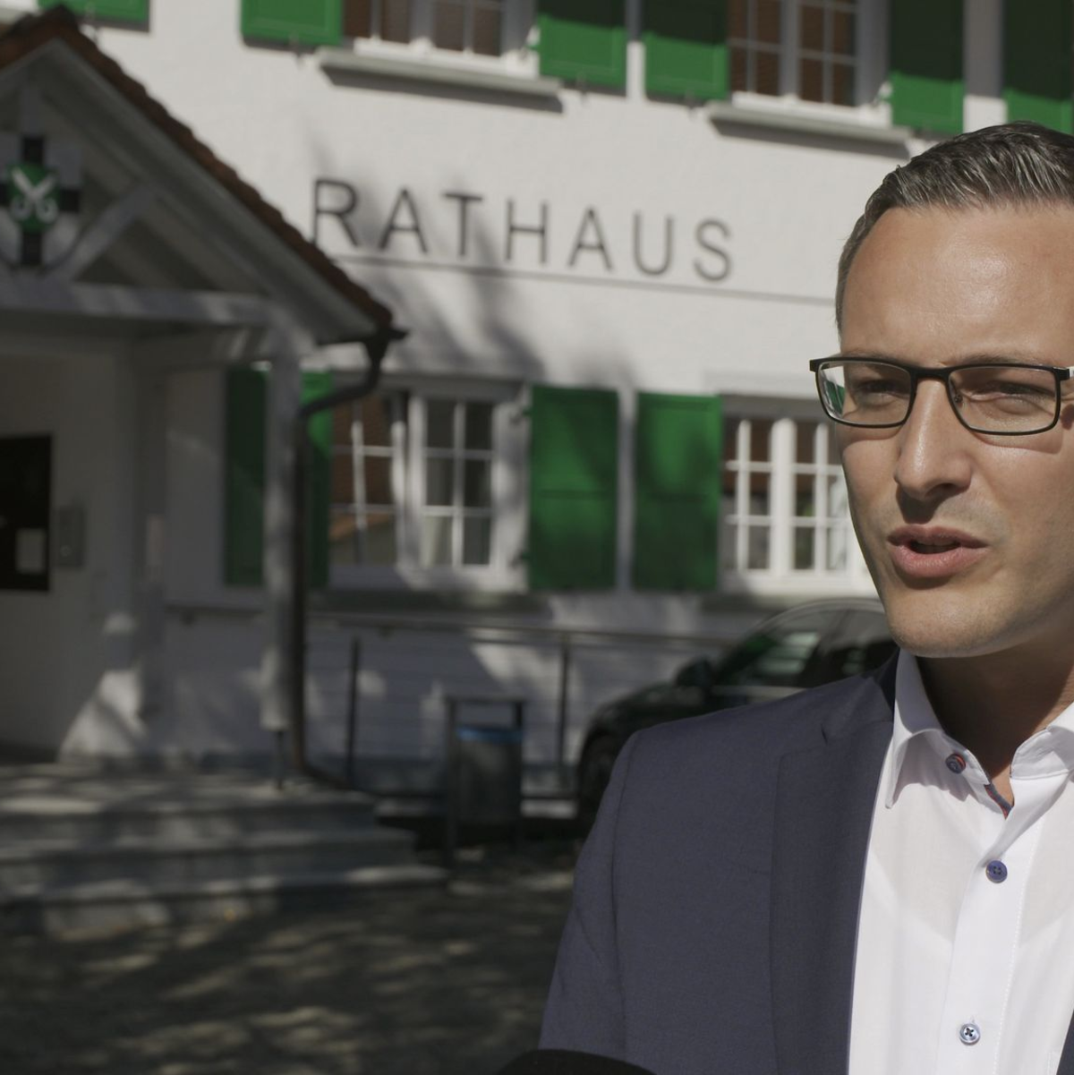Dutzende Störche im Ortsteil Mindersdorf machen dem Bürgermeister zu schaffen (Archivbild). - Foto: David Pichler/dpa
