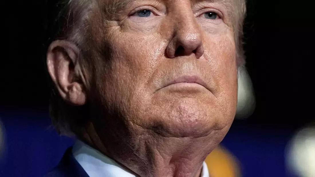 Trump dürfte bereits Routine bei Präsidentschaftsdebatten haben. (Archivbild) - Bild: Mike Stewart/AP/dpa