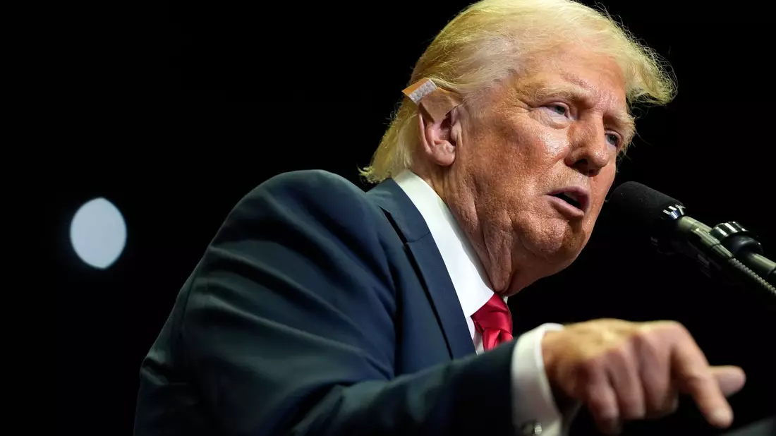Trump und Harris liegen in Umfragen ungefähr gleichauf. (Archivbild) - Bild: Evan Vucci/AP/dpa