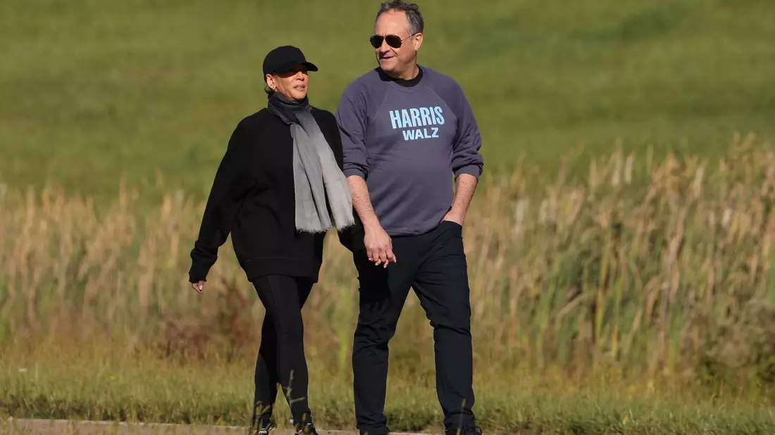 Doug Emhoff tritt im Wahlkampf immer wieder an Harris' Seite auf. (Archivbild) - Bild: Rebecca Droke/AP/dpa