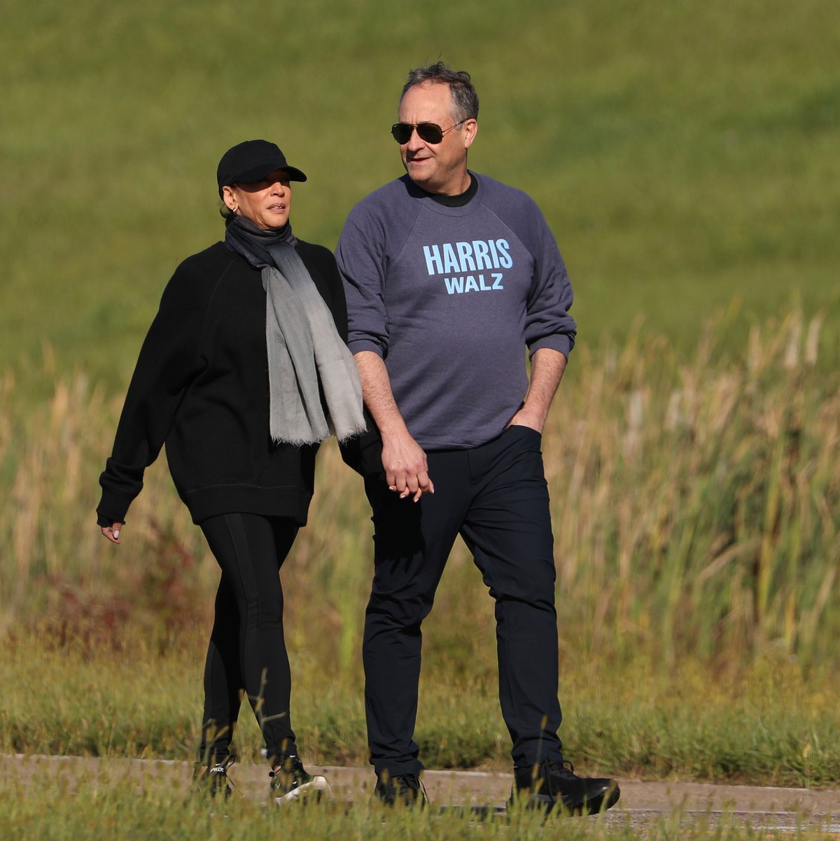 Doug Emhoff tritt im Wahlkampf immer wieder an Harris' Seite auf. (Archivbild) - Foto: Rebecca Droke/AP/dpa