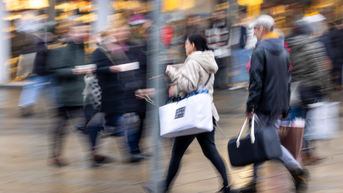 Laut der Studie des IFH Köln ist die Verunsicherung der Verbraucher zurückgegangen. - Foto: Michael Reichel/dpa