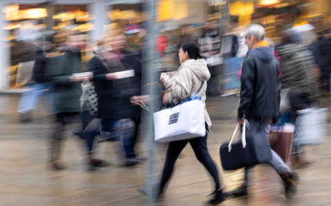 Laut der Studie des IFH Köln ist die Verunsicherung der Verbraucher zurückgegangen. - Foto: Michael Reichel/dpa