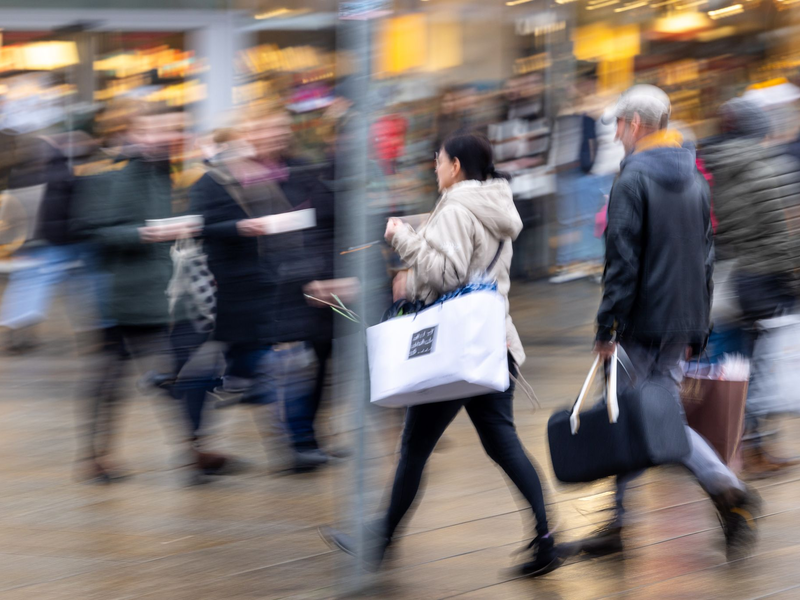 Laut der Studie des IFH Köln ist die Verunsicherung der Verbraucher zurückgegangen. - Foto: Michael Reichel/dpa