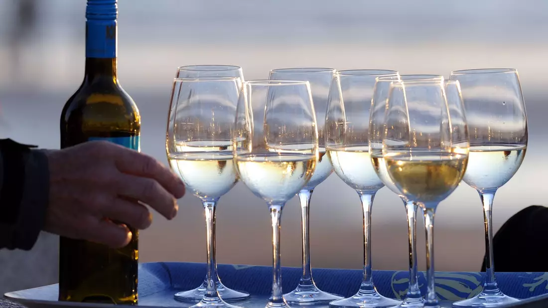 In Deutschland ist vor allem fruchtiger Weißwein beliebt. (Archivbild) - Bild: picture alliance / Ingo Wagner/dpa
