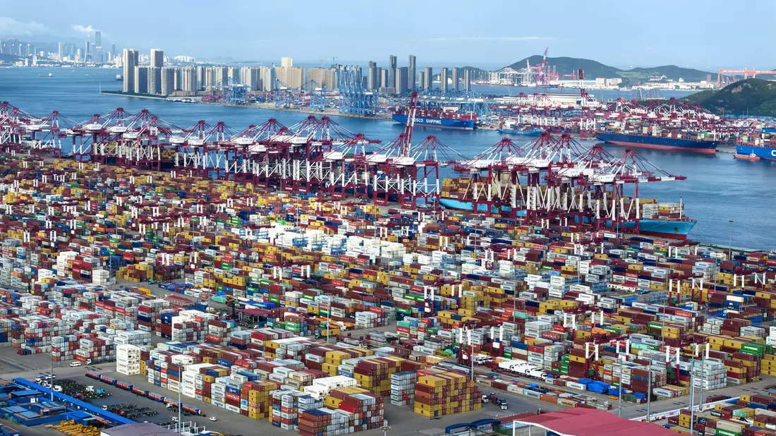 Im Hafen der chinesischen Stadt Qingdao herrscht viel Betrieb. Chinas Exporte legen zu.  - Bild: Li Ziheng/XinHua/dpa
