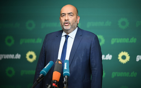 Für den Parteivorsitzenden der Grünen Omid Nouripour bleiben nach der Ankündigung der Bundesinnenministerin viele Fragen offen. (Archivbild) - Foto: Sebastian Christoph Gollnow/dpa