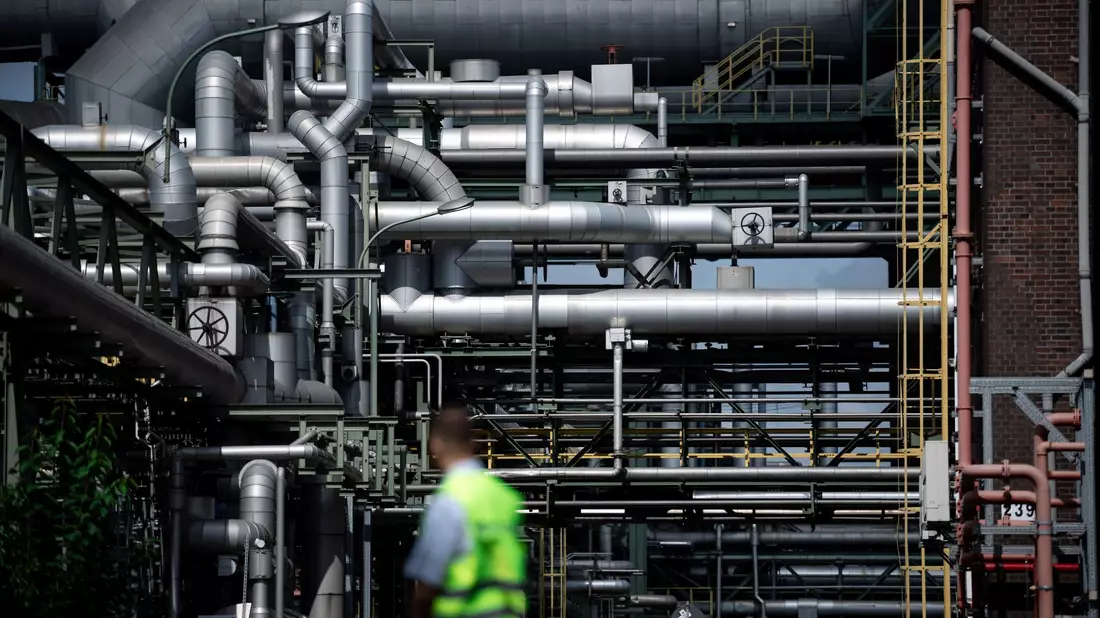 Die Chemie-Industrie hat mit gestiegenen Energiepreisen zu kämpfen. (Archivfoto) - Bild: Fabian Strauch/dpa