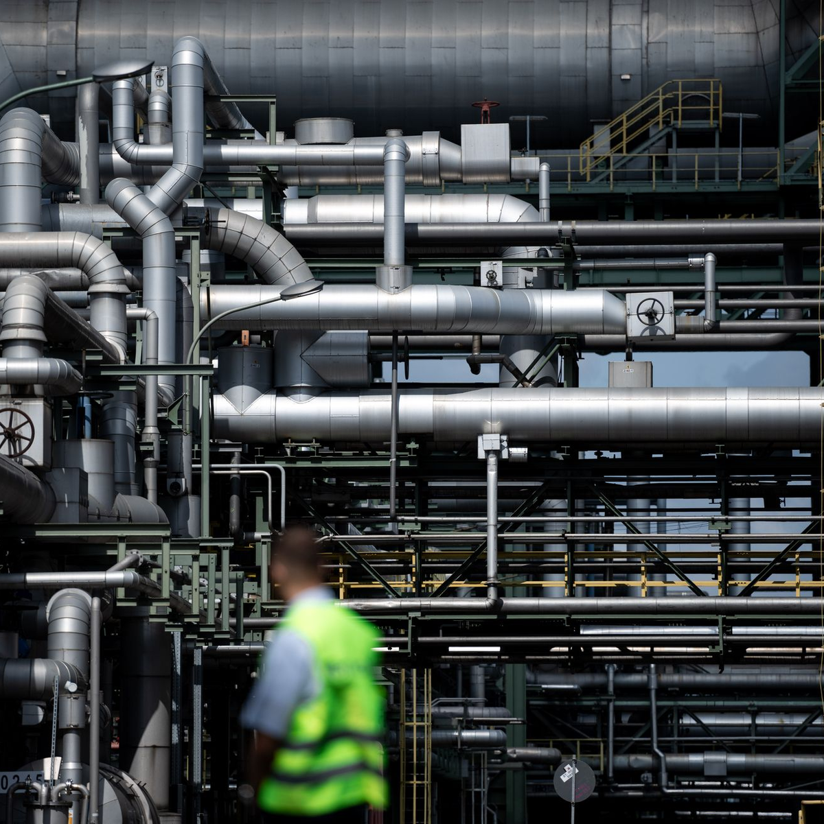 Unter anderem die Chemieindustrie steht in Deutschland wegen der hohen Energiekosten unter Druck. (Archivbild). - Foto: Fabian Strauch/dpa