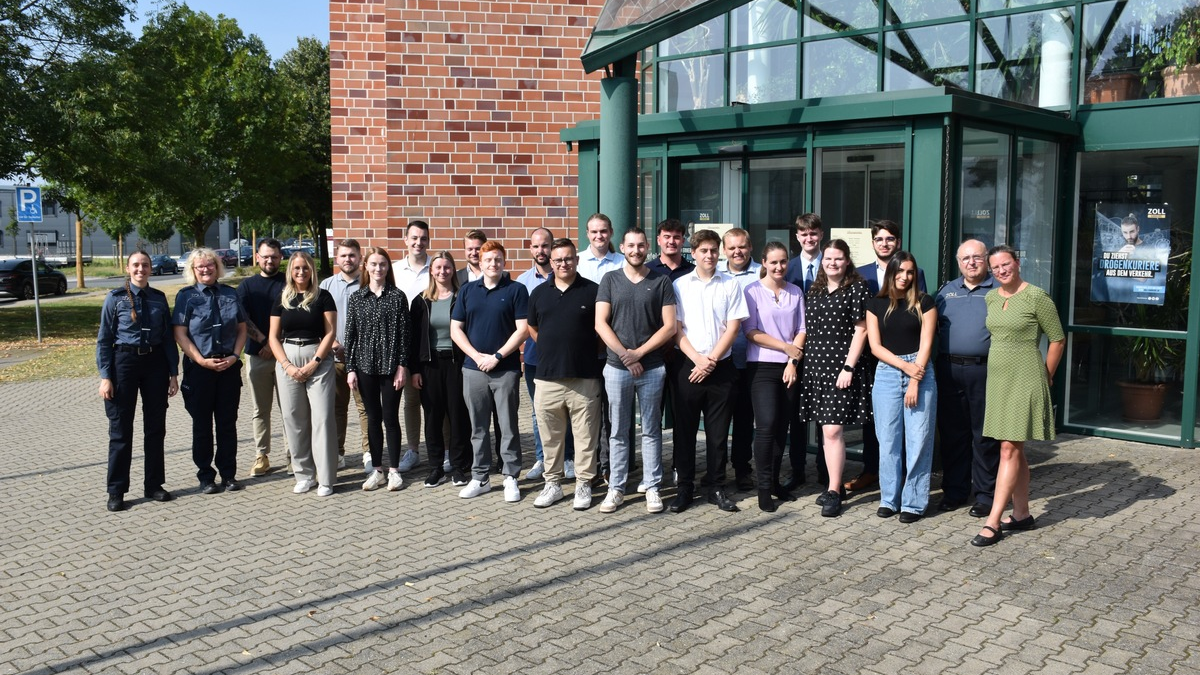 HZA-KR: Berufseinsteiger beim Hauptzollamt Krefeld - Foto: presseportal.de