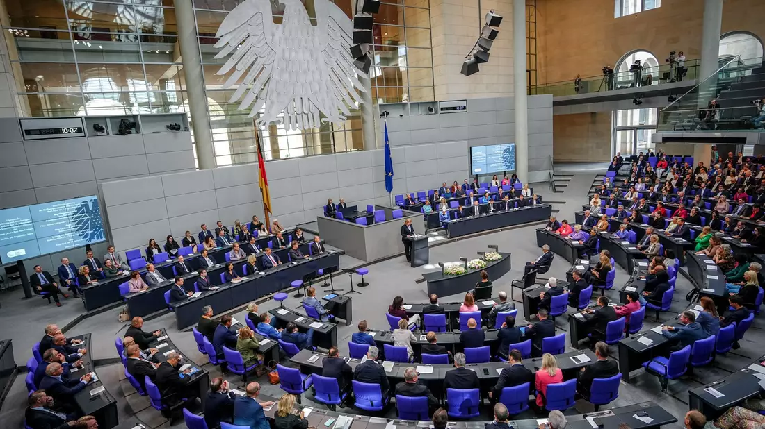 Der früherer Bundesminister Gerhart Baum appellierte, die Demokratie tatkräftig zu verteidigen. - Bild: Kay Nietfeld/dpa