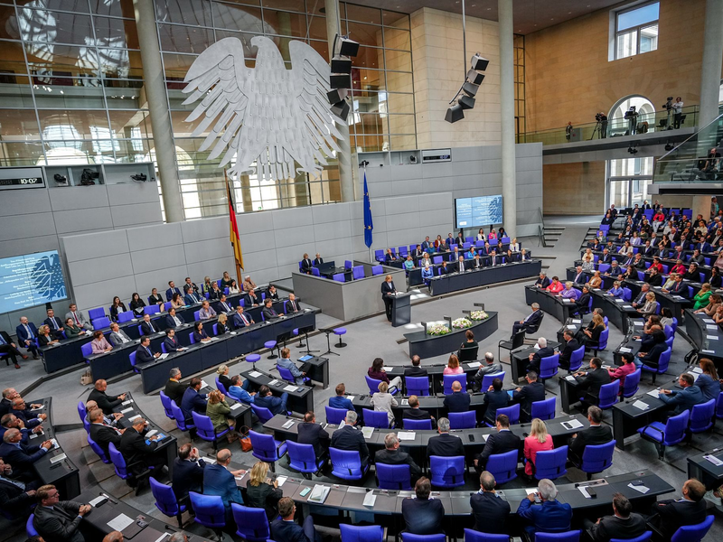 Der früherer Bundesminister Gerhart Baum appellierte, die Demokratie tatkräftig zu verteidigen. - Foto: Kay Nietfeld/dpa