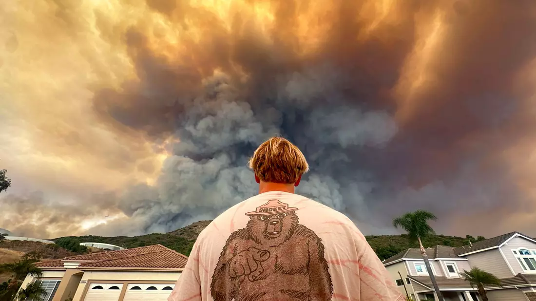 Auch ein Flugplatz südlich von Los Angeles wird durch die Flammen bedroht. - Bild: Jeff Gritchen/The Orange County Register/AP/dpa