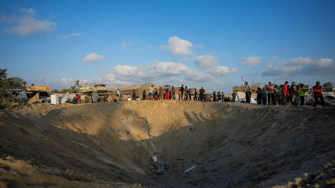 Krater am Ort des israelischen Luftangriffs - Bild: Abdel Kareem Hana/AP/dpa