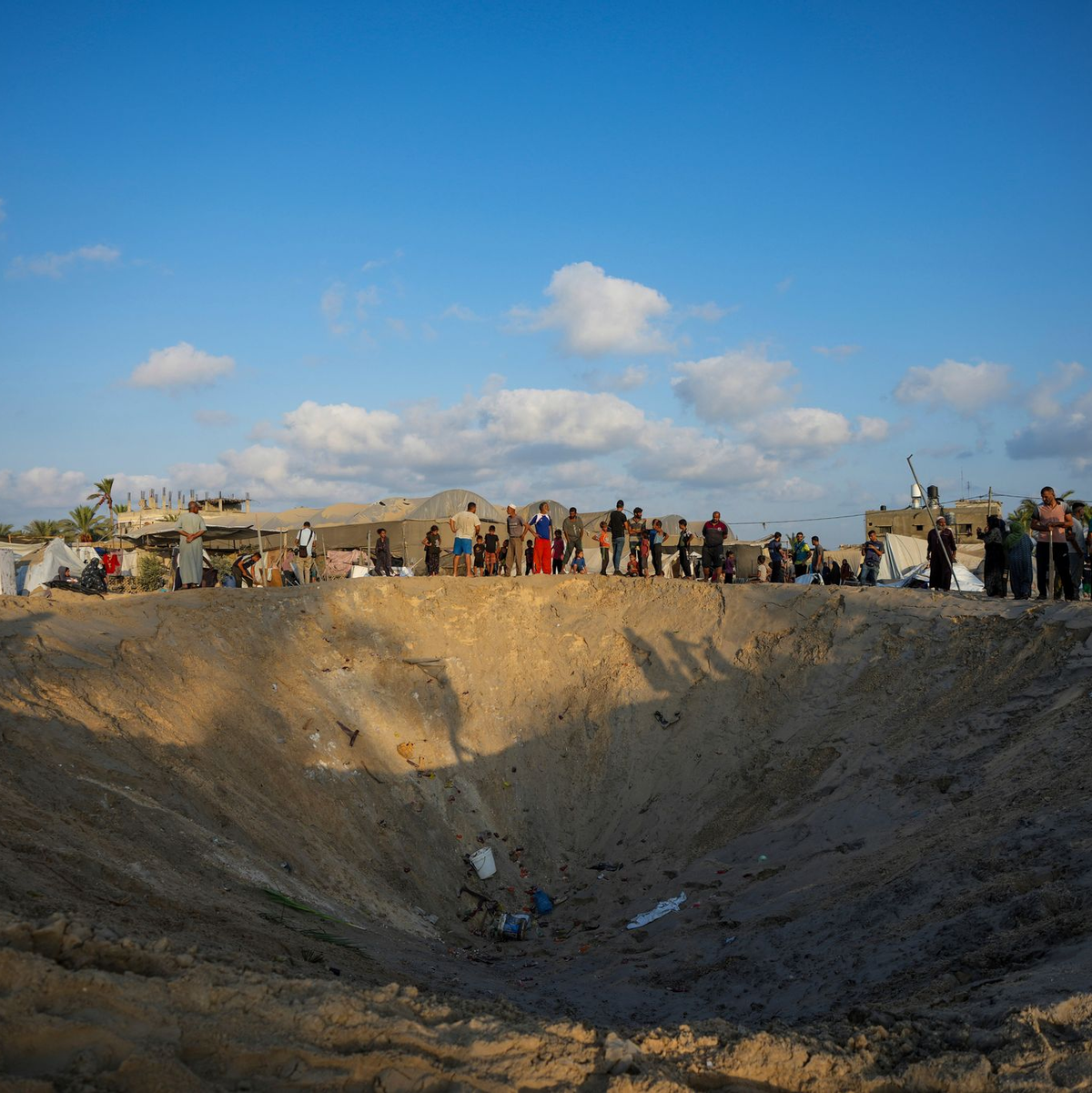 Krater am Ort des israelischen Luftangriffs - Foto: Abdel Kareem Hana/AP/dpa