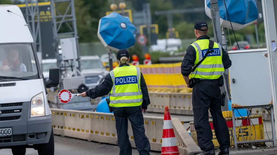 Die Grenzkontrollen sollen ausgeweitet werden. - Bild: Peter Kneffel/dpa