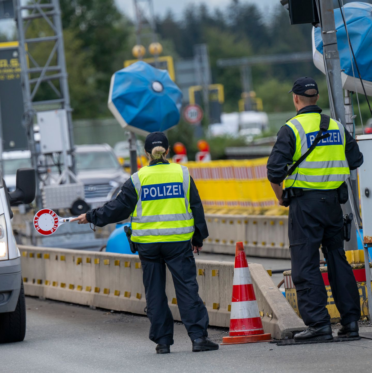 Die Grenzkontrollen sollen ausgeweitet werden. - Foto: Peter Kneffel/dpa
