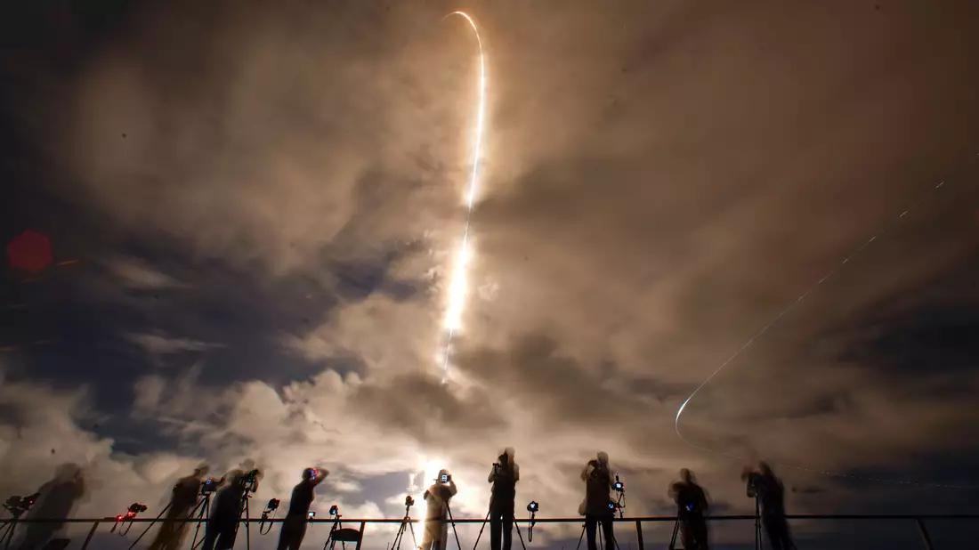 Richtung All in extreme Höhen startete die Falcon-9-Rakete. - Bild: John Raoux/AP/dpa