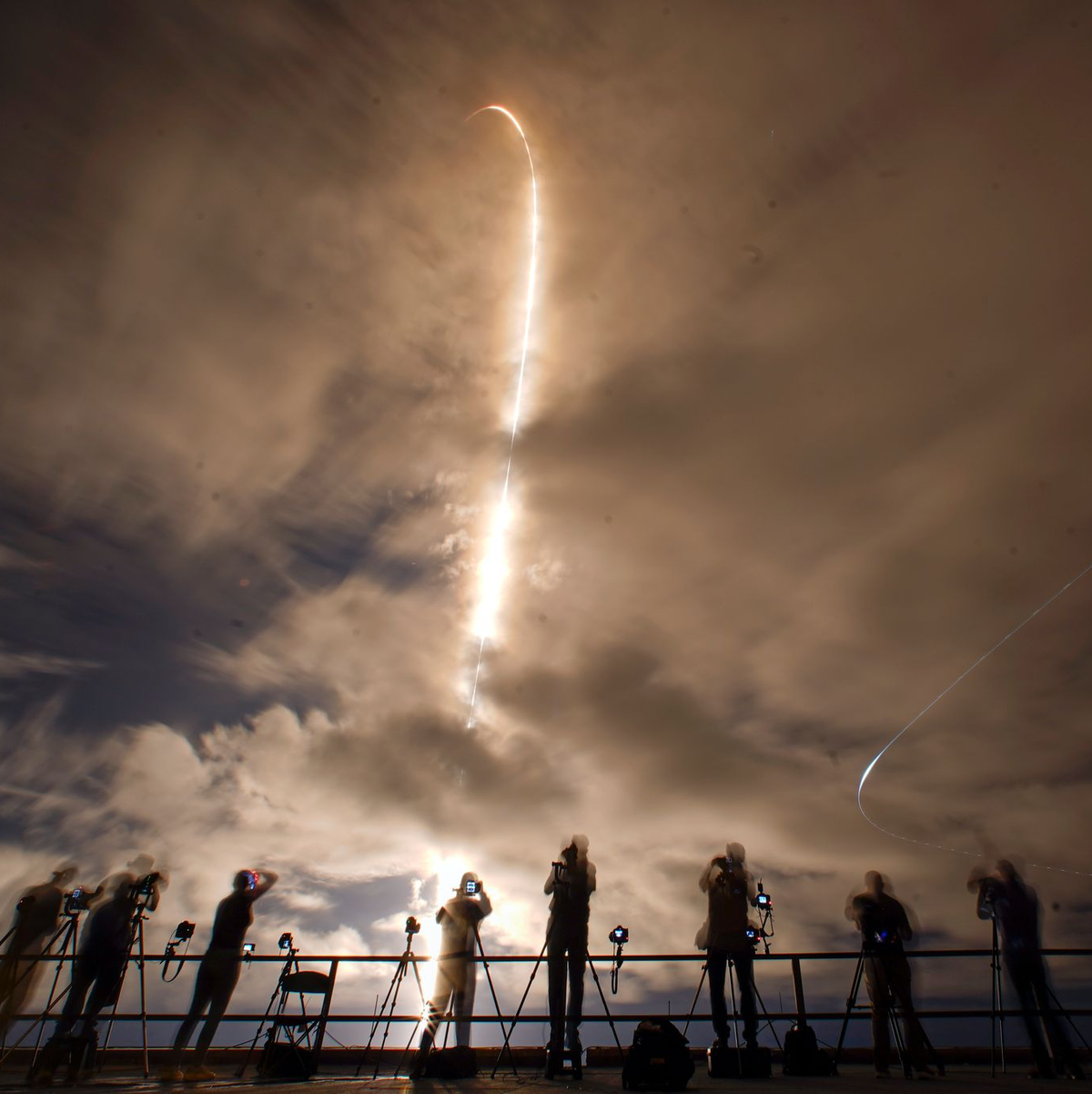 Richtung All in extreme Höhen startete die Falcon-9-Rakete. - Foto: John Raoux/AP/dpa