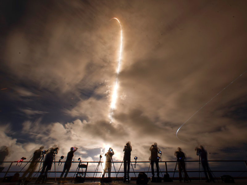 Richtung All in extreme Höhen startete die Falcon-9-Rakete. - Foto: John Raoux/AP/dpa