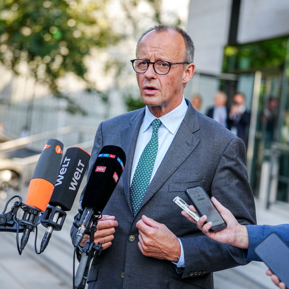 Unionsfraktionschef Friedrich Merz hat die Gespräche mit der Ampel-Regierung über die Migrationspolitik für gescheitert erklärt. - Foto: Kay Nietfeld/dpa